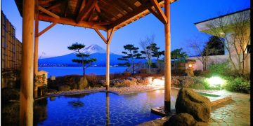 Onsen dengan pemandangan ke arah danau dan gunung via Booking