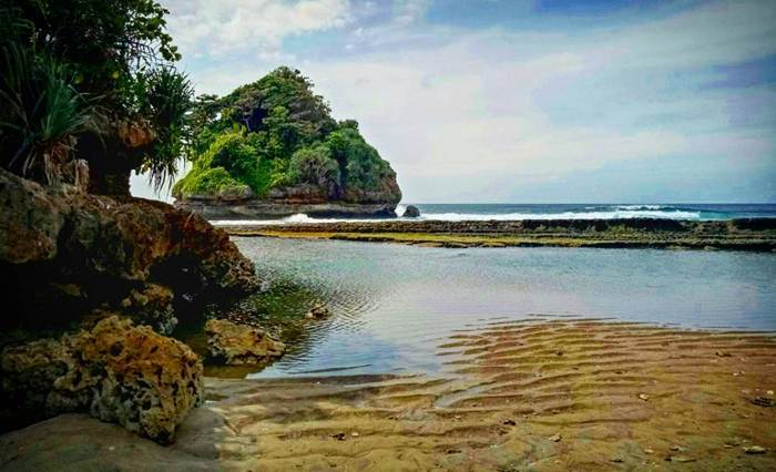 Pantai Jolangkung via IG @cunkringaremania