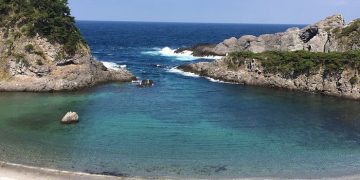 Pantai di Shikine Jima via Tripadvisor