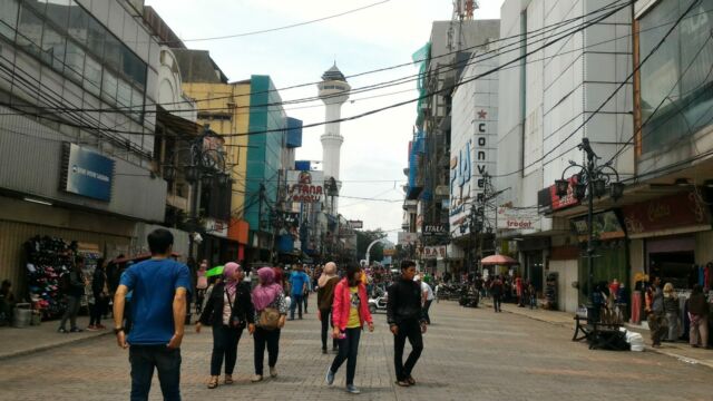 Pusat perbelanjaan Jalan Dalem Kaum yang selalu ramai – Foto by Google Maps Dis No