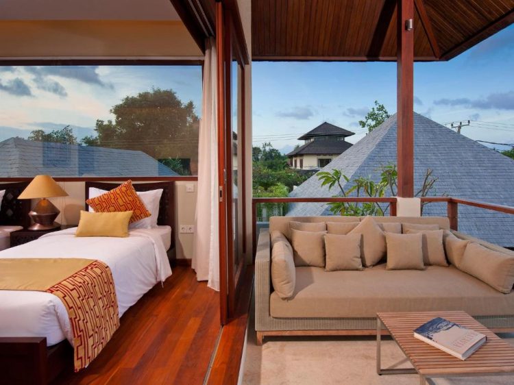 Batu Belig Suite Bedroom dengan double bed terletak di lantai atas villa