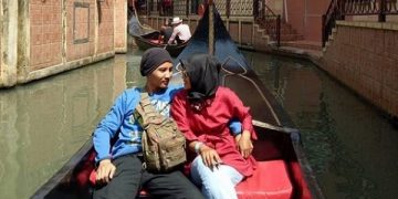 Berkeliling sungai buatan dengan Gondola