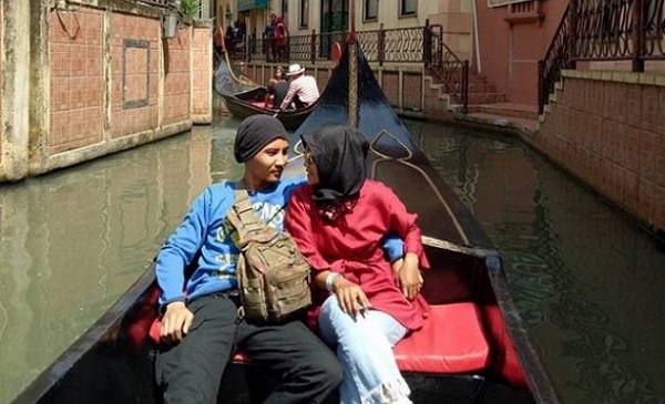 Berkeliling sungai buatan dengan Gondola
