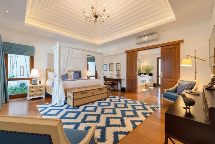Kamar Tidur Mewah yang Romantis memberikan pengalaman tak terlupakan ketika anda menginap di villa ini
