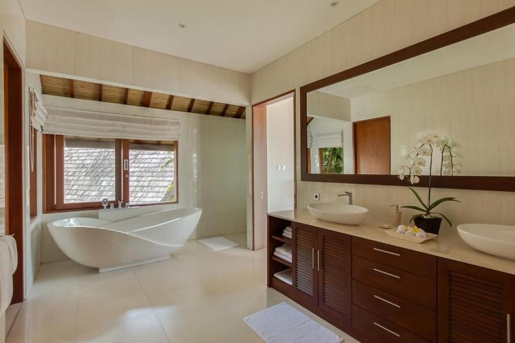Kamar mandi dari keramik putih yang elegan
