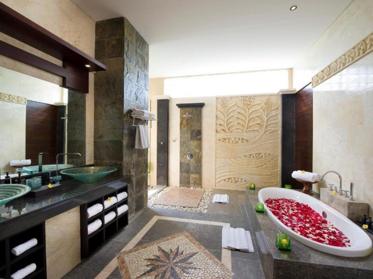 Kamar mandi yang mewah dengan keramik pilihan