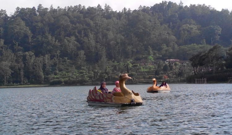 Keluarga yang lagi berperahu bebek di Danau Beratan