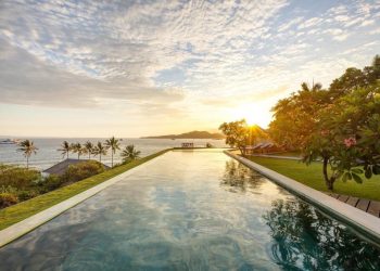 Kolam renang pribadi yang menyatu dengan nuansa alam dan bersantai via Booking