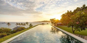 Kolam renang pribadi yang menyatu dengan nuansa alam dan bersantai via Booking