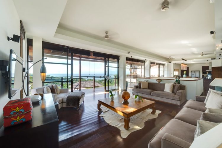 Living Room yang stylish dengan latar pemandangan laut