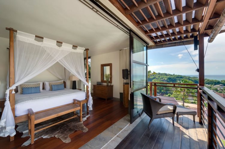Master Bedroom Upstairs Villa Jamalu dengan pemandangan laut jimbaran