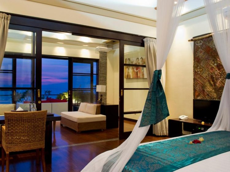 Master bedroom di lantai atas dengan pemandangan pantai