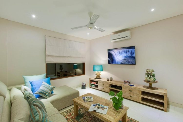 Media Room dengan TV LED serta siaran tv satelit tempat bersanati bersama keluarga