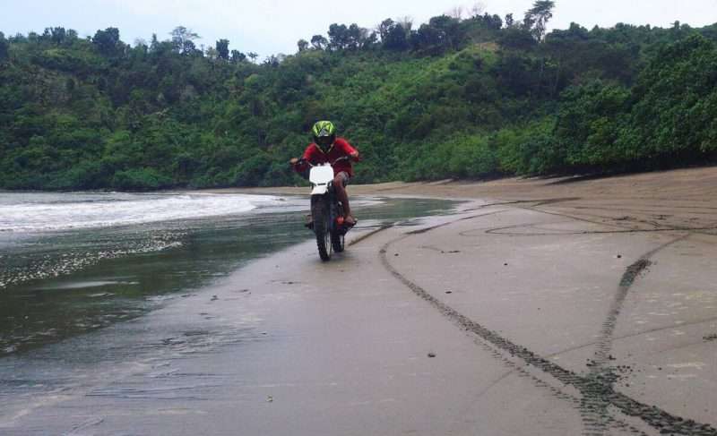 Pantai Nglarap Tulungagung via IG @fikricelengan