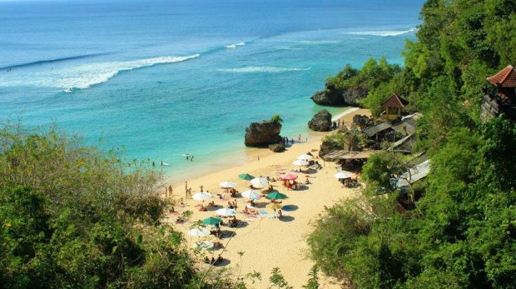 Pantai Padang Padang yang terkenal di Bali