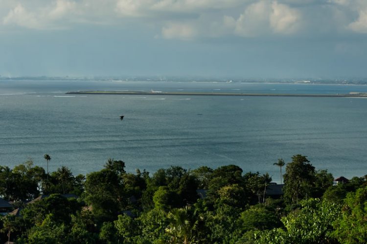Pemandangan Teluk Jimbaran dari Villa Jamalu