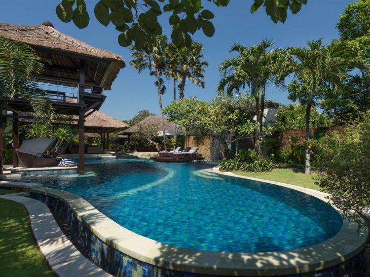 Pemandangan kolam renang dengan Sun Deck tempat berjemur di villa asta
