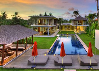 Villa Kalyani - Garden projection screen set up with relaxing day beds