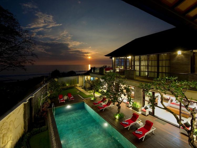 Villa Lega tampak depan dengan latar sun deck dan kolam renang panjang 12 m