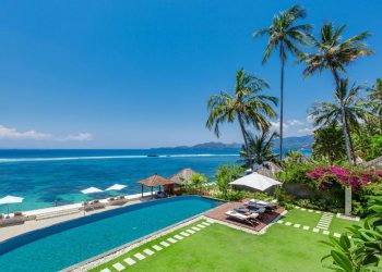 Villa Tirta Nila terkesan lapang dengan kolam renang dan deck untuk berjemur