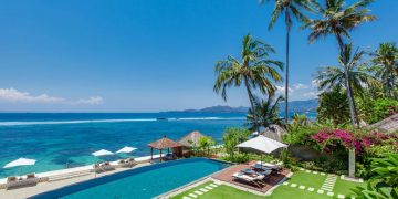 Villa Tirta Nila terkesan lapang dengan kolam renang dan deck untuk berjemur