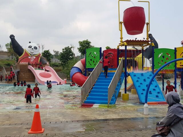 Taman Bermain Air dengan seluncuran dan ember tumpah raksasa – Foto Google Maps Agung Prastyo