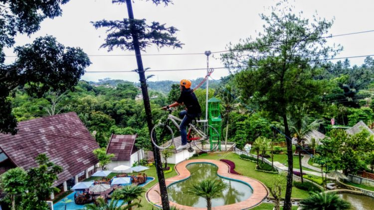 Wahana sepeda gantung atau high rope di Wonderful Taman Wisata Karang Resik – Foto Google Maps pazard rimba