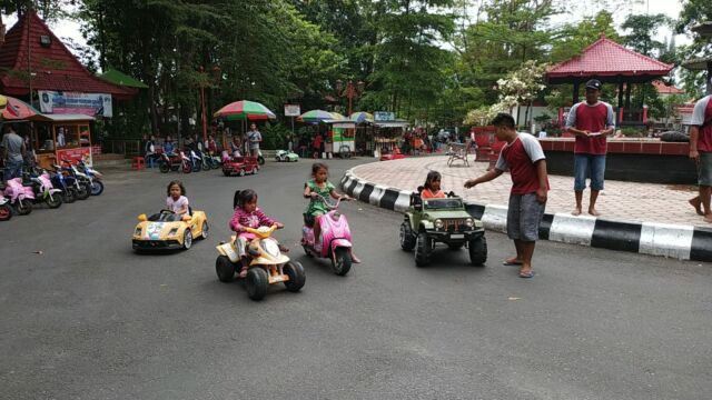 Anak-anak Bermain Mobil-mobilan di Taman Kebon Rojo Blitar. Foto Google Map robertus hari kristanto