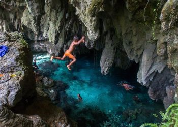 Anak-anak melompat ke kolam di Gua Hawang, Langgur, Maluku Tenggara. Gua ini merupakan salah satu tempat wisata di Maluku Tenggara (KOMPAS.com RODERICK ADRIAN MOZES)