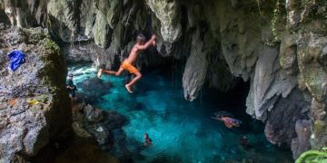 Anak-anak melompat ke kolam di Gua Hawang, Langgur, Maluku Tenggara. Gua ini merupakan salah satu tempat wisata di Maluku Tenggara (KOMPAS.com RODERICK ADRIAN MOZES)