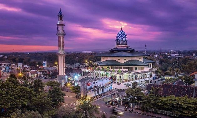 Bangunan Arsitek Kubah Masjid Agung Kediri yang Megah via iG @kedirikusuka