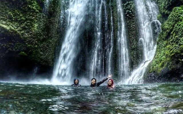 Bermain air dan bereQnang di cerah dan sejuknya aliran Air Terjun – Google Maps andhikayes