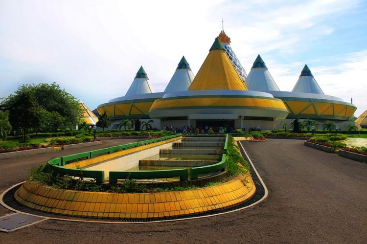 Halaman depan Museum Purna Bakti Pertiwi di Halaman Komplek Taman Mini Indonesia Jakarta