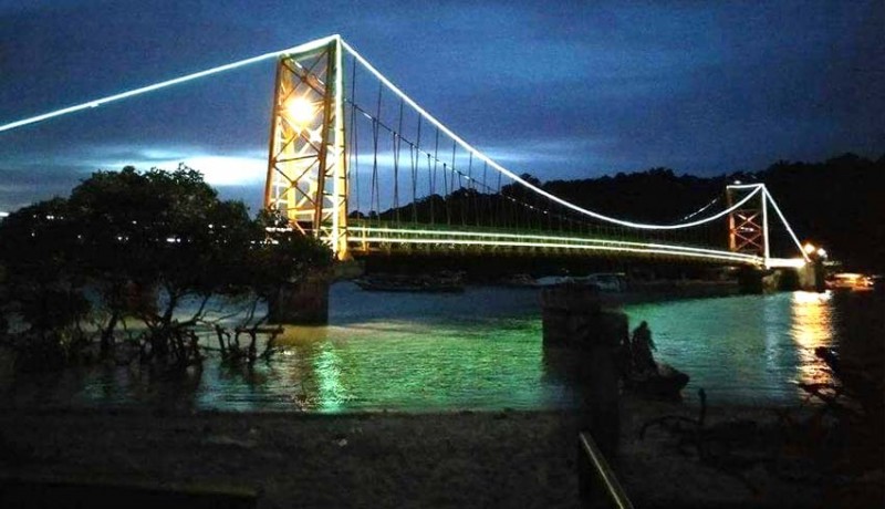 Ikon Wisata Yellow Bridge pada Malam Hari
