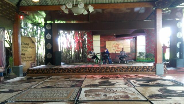 Live Music di Kampung Coklat – Foto Google.maps Samsudin UIN JKT