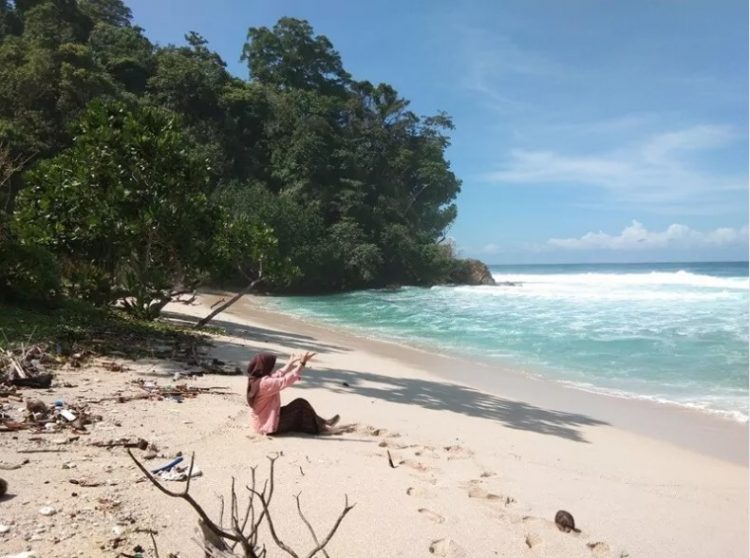 Menikmati pesona hamparan pasir putih yang bersih via Google Maps @Citra Marmer Tulungagung
