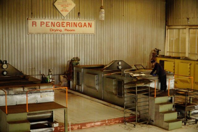 Menyaksikan proses pengolahan teh mulai dari pemetikan hingga menjadi teh nan siap untuk dikonsumsi – Foto Google Maps Deta Widyananda