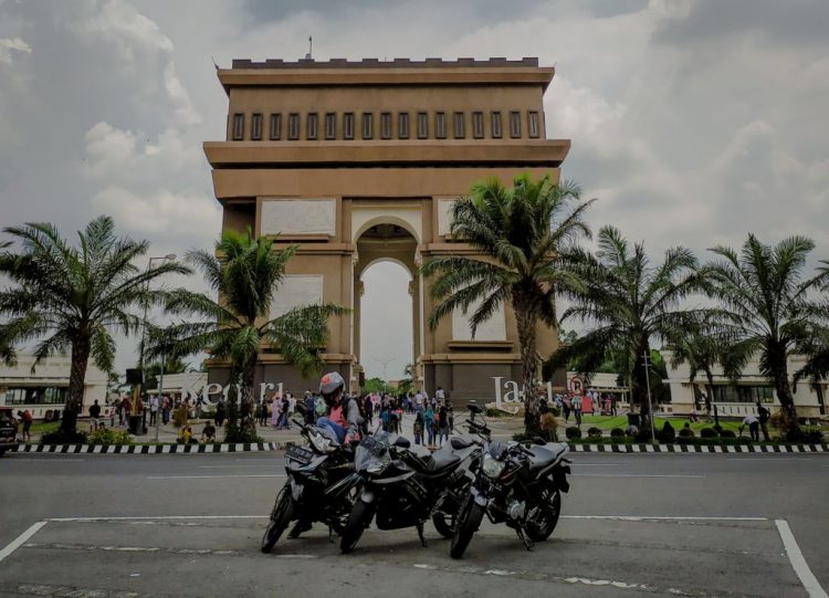 Monumen Simpang Lima Gumul Kediri. Foto Gmap Priyo Ari Wibowo