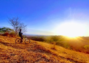 Objek wisata bukit Teletubbies saat rumput sedang menguning via Google Maps