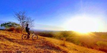 Objek wisata bukit Teletubbies saat rumput sedang menguning via Google Maps