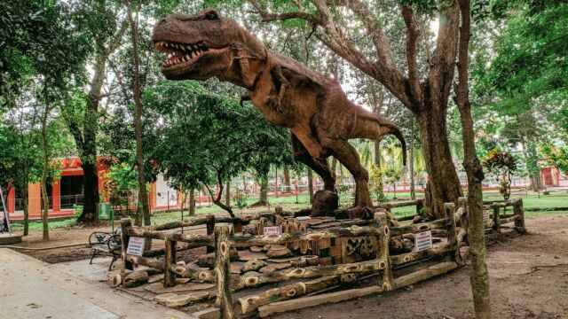 Patung Dinosaurus yang bisa Bergerak di Taman Kebon Rojo Blitar. Foto Google Maps Kebon Rojo Park