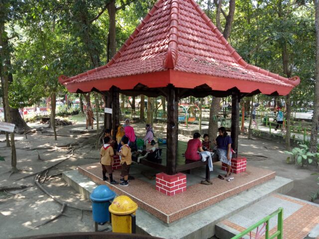 Pengunjung Berteduh dan Bersantai di Gazebo di Taman Kebon Rojo Blitar. Foto Google Maps Nano Official