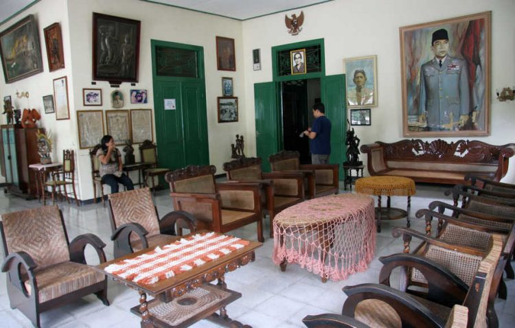 Pengunjung melihat interior ruang tamu rumah masa kecil presiden pertama Ir Soekarno di Ndalem Gebang, Blitar, Jawa Timur. FOTO ANTARA Arief Priyono