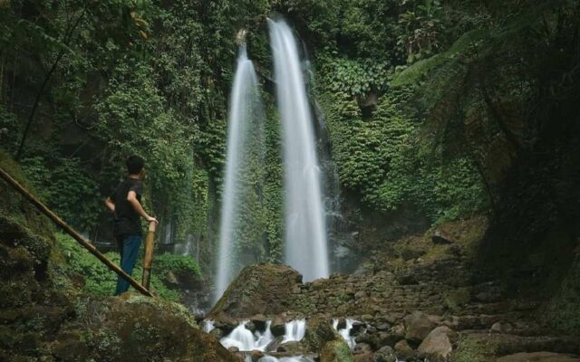 Wisata Air Terjun Jumog mempunyai air terjun nan bersisian dengan ketinggian sekitar 30 meter – Google Maps joeluluk