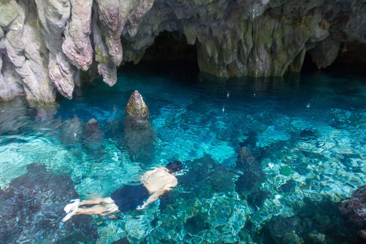 Wisatawan berenang di Gua Hawang, Langgur, Maluku. Gua ini merupakan salah satu tempat wisata di Maluku Tenggara(KOMPAS.com RODERICK ADRIAN MOZES)