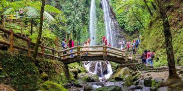 Wisatawan sedang menikmati suasana Air Terjun Jumog, Karanganyar (Kompas.com Anggara Wikan Prasetya)