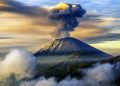 Gunung Semeru tampak dari kejauhan