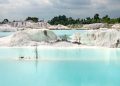 Indahnya tumpukan kaolin yang menyerupai bukit salju
