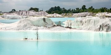 Indahnya tumpukan kaolin yang menyerupai bukit salju