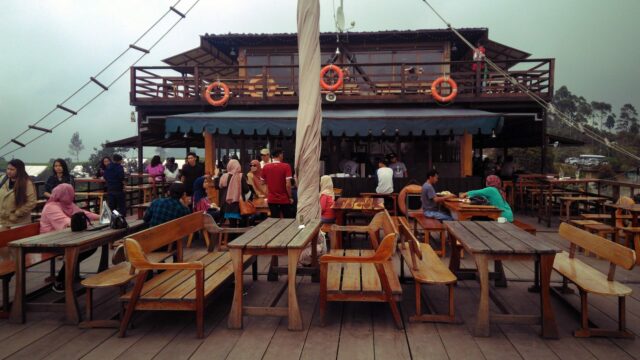 Menikmati kelezatan menu makan di Resotan Pinisi via Google Maps @Ali Alamsyah